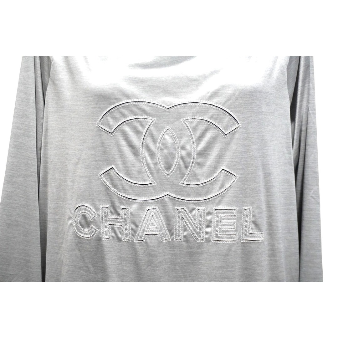 CHANEL(シャネル)のCHANEL シャネル 長袖Ｔシャツ ビッグCCロゴTシャツ サイズ38 シルバー AW002 P43485K04412 美品 中古 57254 レディースのトップス(Tシャツ(長袖/七分))の商品写真