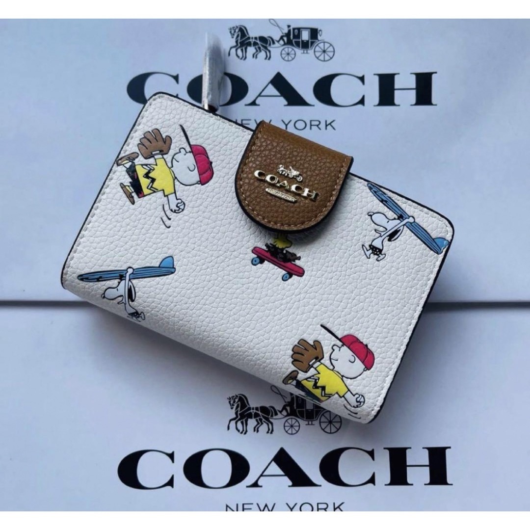 COACH - 新品スヌーピー 二つ折り財布COACH ホワイトミディアム ジップ