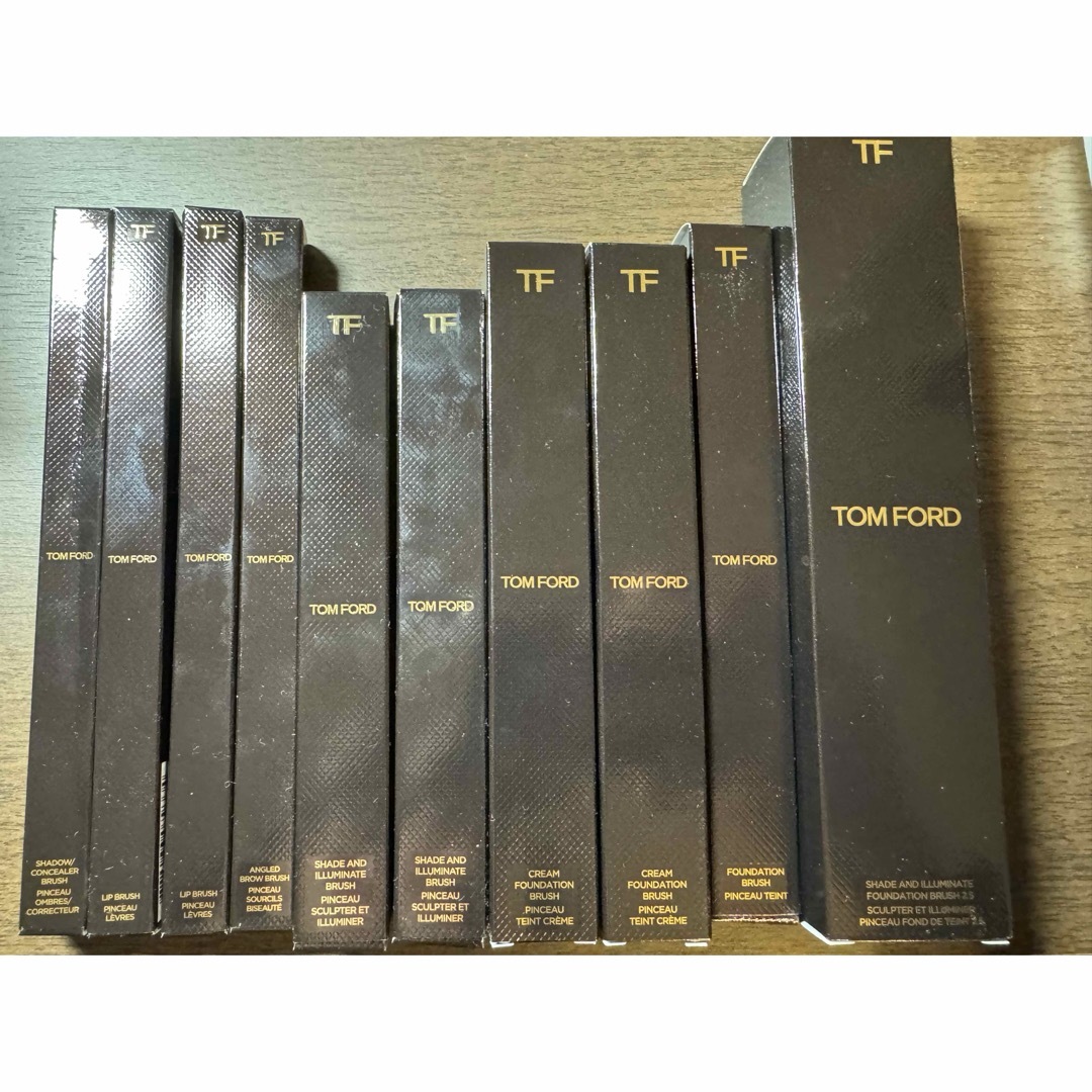 TOM FORD BEAUTY(トムフォードビューティ)のTOM FORD トムフォード シェイド アンド イルミネイト ブラシ 04 コスメ/美容のメイク道具/ケアグッズ(ブラシ・チップ)の商品写真