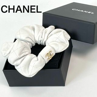 シャネル(CHANEL)の【極美品・現行】シャネル　箱付き　マトラッセ　シュシュ　ヘアバンド　ココマーク(ヘアゴム/シュシュ)