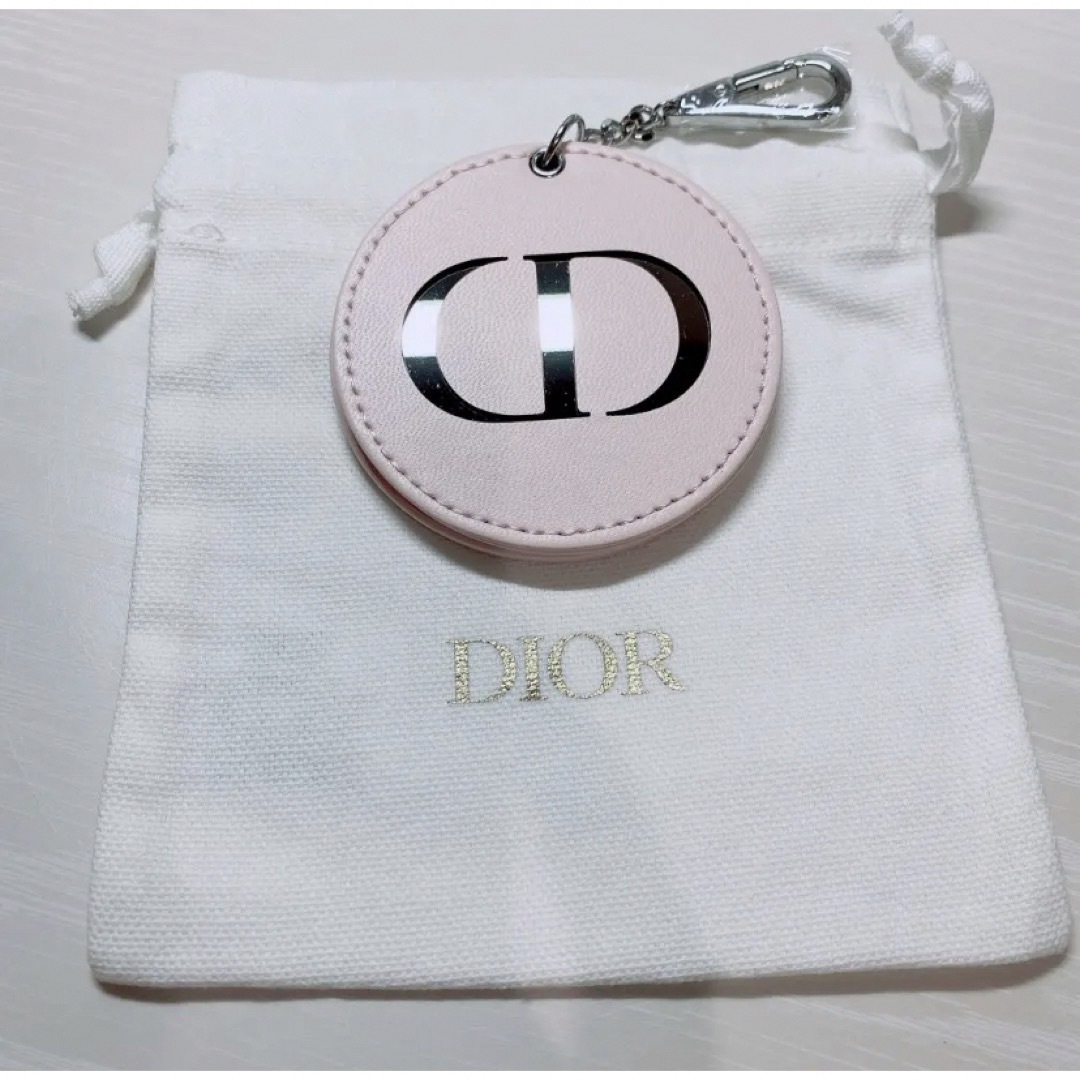 Christian Dior(クリスチャンディオール)の【新品未使用】ディオール ノベルティ コンパクトミラー、白巾着 エンタメ/ホビーのコレクション(ノベルティグッズ)の商品写真