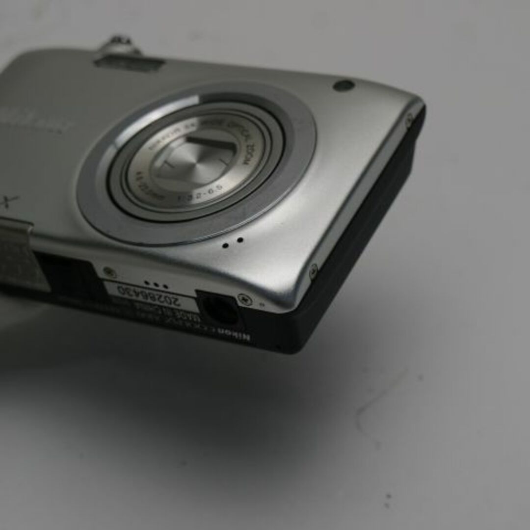 Nikon(ニコン)の超美品 COOLPIX A100 シルバー  スマホ/家電/カメラのカメラ(コンパクトデジタルカメラ)の商品写真
