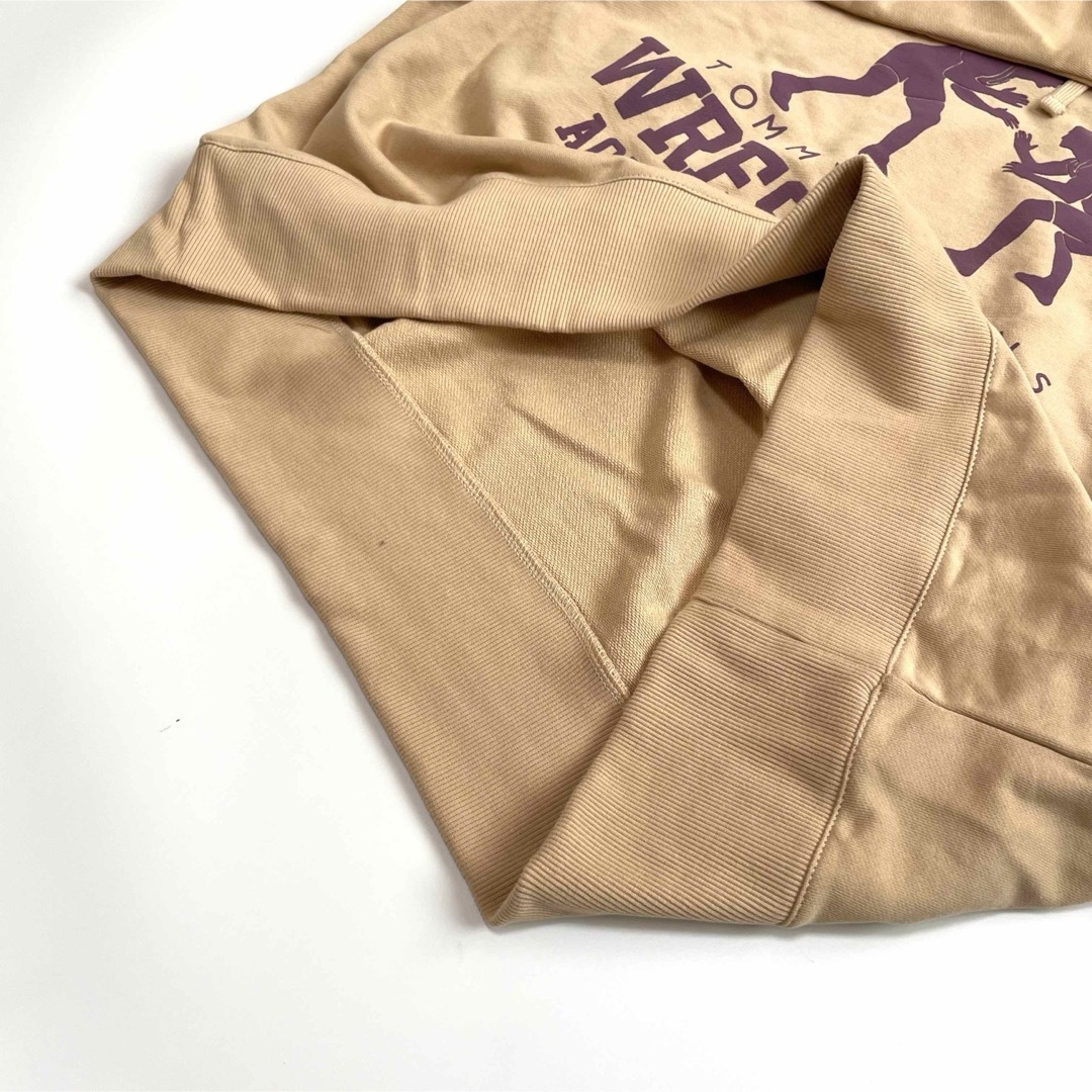 TOMMY JEANS(トミージーンズ)の【新品】US-XL トミージーンズ パーカー スウェット 刺繍フラッグ ベージュ メンズのトップス(パーカー)の商品写真