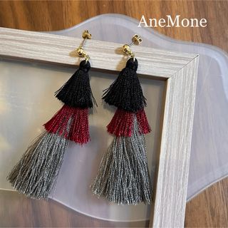 アネモネ(Ane Mone)のAneMone 美品　マルチカラーの3段タッセルピアス(ピアス)