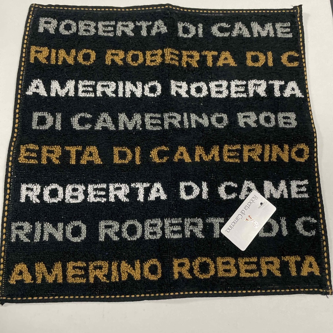 ROBERTA DI CAMERINO(ロベルタディカメリーノ)のロベルタ　タオルハンカチアルファベットブラック レディースのファッション小物(ハンカチ)の商品写真