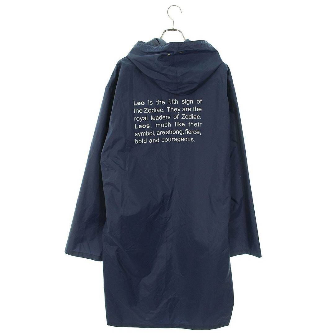 VETEMENTS(ヴェトモン)のヴェトモン  18SS  WSS18JA28 バック英字プリントレインコート メンズ メンズのジャケット/アウター(その他)の商品写真