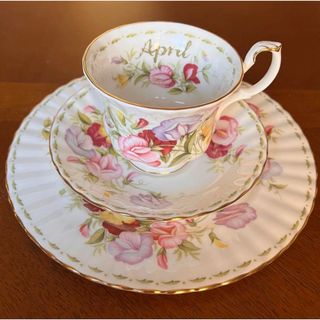 ロイヤルアルバート(ROYAL ALBERT)の【美品】ロイヤルアルバート★フラワーオブマンス★エイプリル　トリオ(食器)