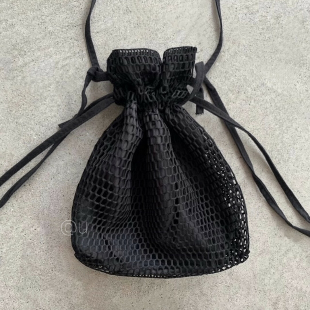 メッシュ 巾着ショルダーバッグ 黒 斜め掛け レディース メンズ ボディバッグ レディースのバッグ(ショルダーバッグ)の商品写真