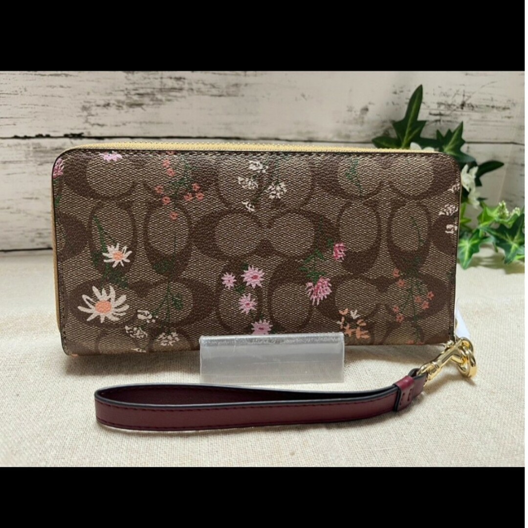 COACH(コーチ)の新品　COACH　長財布　ラウンドファスナー　シグネチャー　ベージュ　花柄 レディースのファッション小物(財布)の商品写真