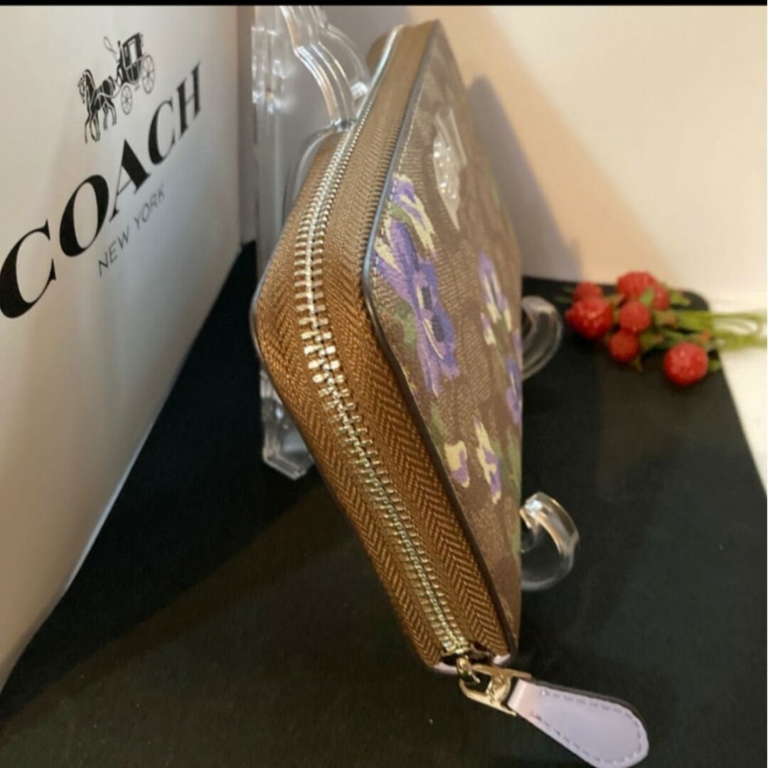 COACH(コーチ)の新品　COACH　長財布　ラウンドファスナー　ベージュ　花柄　シグネチャー レディースのファッション小物(財布)の商品写真