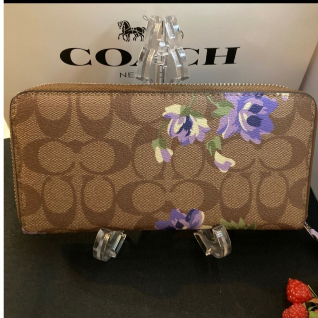 COACH(コーチ)の新品　COACH　長財布　ラウンドファスナー　ベージュ　花柄　シグネチャー レディースのファッション小物(財布)の商品写真