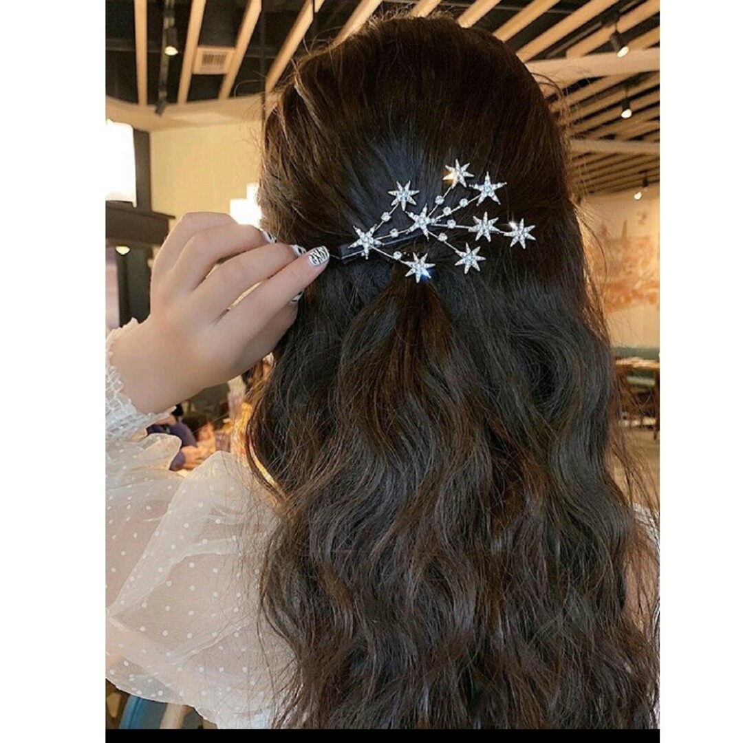 ♡新品 ヘアクリップキラキララインストーン星スター韓国可愛いデート大人女子黒 レディースのヘアアクセサリー(バレッタ/ヘアクリップ)の商品写真