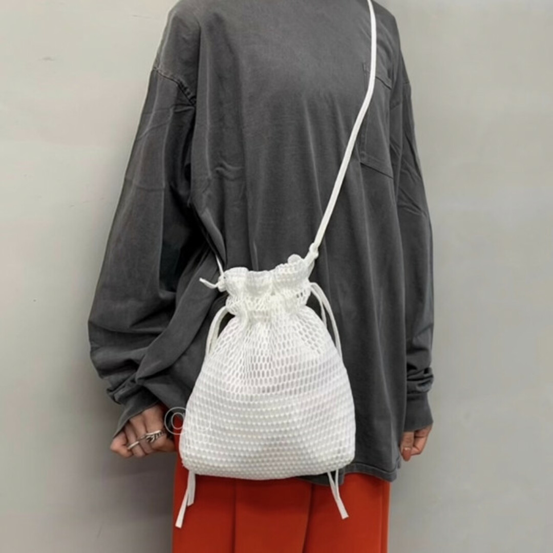 メッシュ 巾着ショルダーバッグ 白 斜め掛け レディース メンズ ボディバッグ レディースのバッグ(ショルダーバッグ)の商品写真