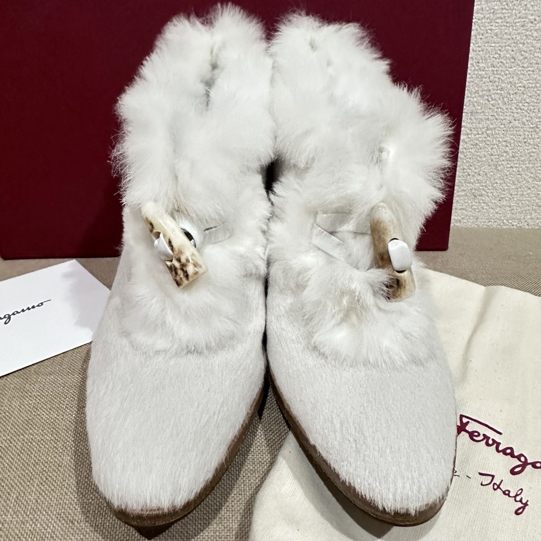 新品Salvatore Ferragamoハラコ&リアルファー白レザーブーツ 新品Salvatore Ferragamoハラコ&リアルファー白レザーブーツ