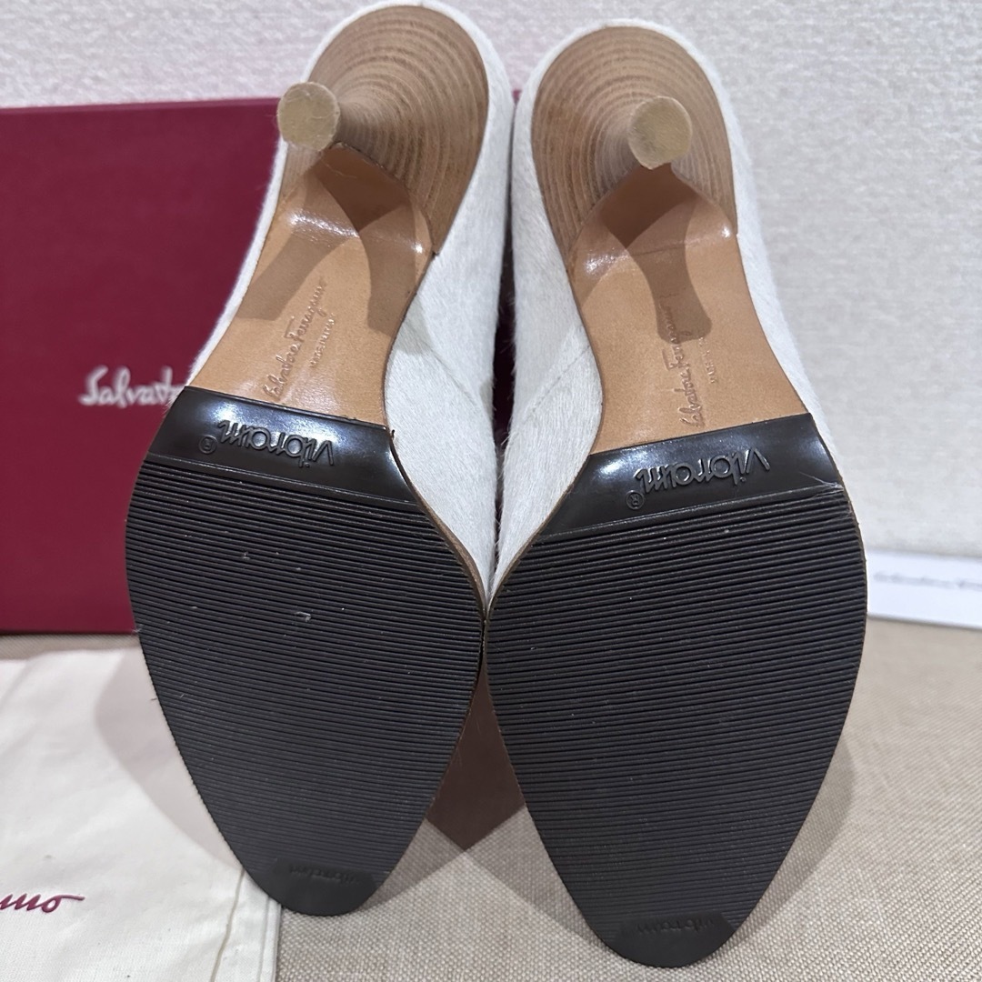 新品Salvatore Ferragamoハラコ&リアルファー白レザーブーツ 新品Salvatore Ferragamoハラコ&リアルファー白レザーブーツ