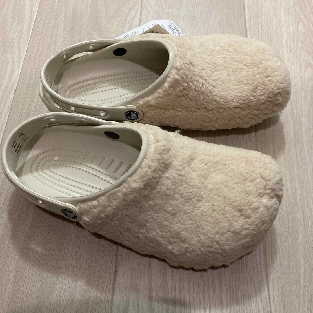 crocs(クロックス)の新品 26cm クロックス クラシック ファズ マニア クロッグ ボア付き レディースの靴/シューズ(サンダル)の商品写真