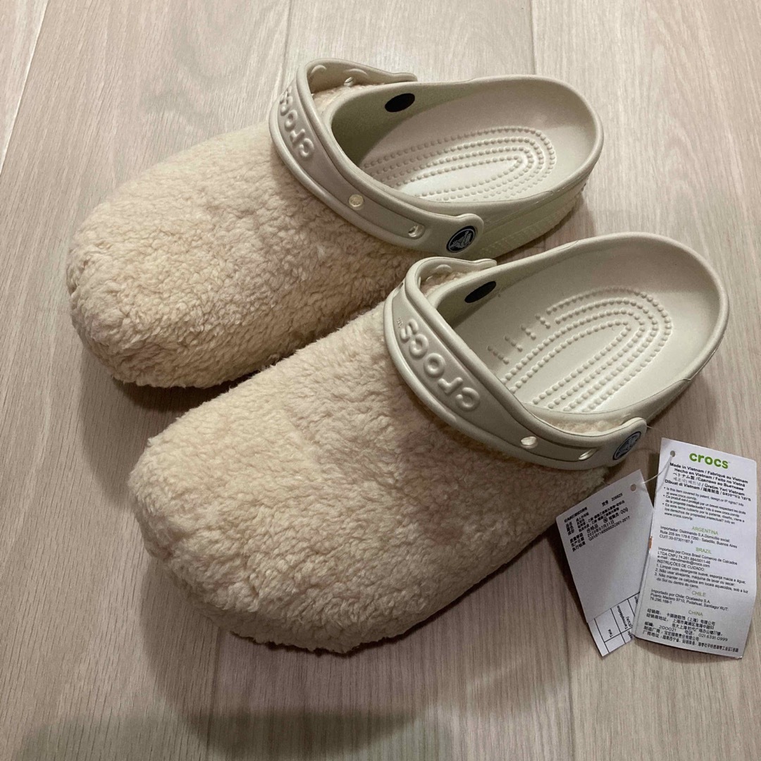 crocs(クロックス)の新品 26cm クロックス クラシック ファズ マニア クロッグ ボア付き レディースの靴/シューズ(サンダル)の商品写真