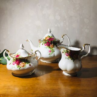 ロイヤルアルバート(ROYAL ALBERT)の【入手困難】英国製　ロイヤルアルバート　オールドカントリーローズ　ティーセット(食器)