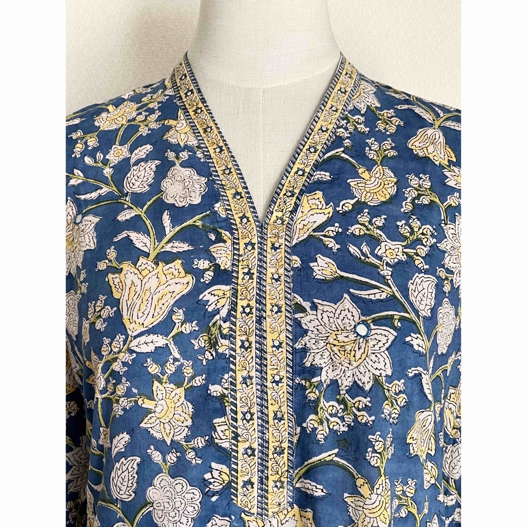 ブロックプリント　クルタ　インド民族衣装　M  ブルー×イエロー レディースのワンピース(ロングワンピース/マキシワンピース)の商品写真