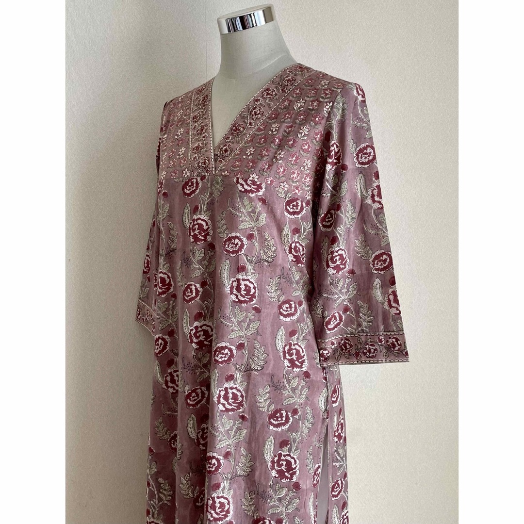 ブロックプリント　クルタ　インド民族衣装　M  ピンクべージュ×ワイン レディースのワンピース(ロングワンピース/マキシワンピース)の商品写真