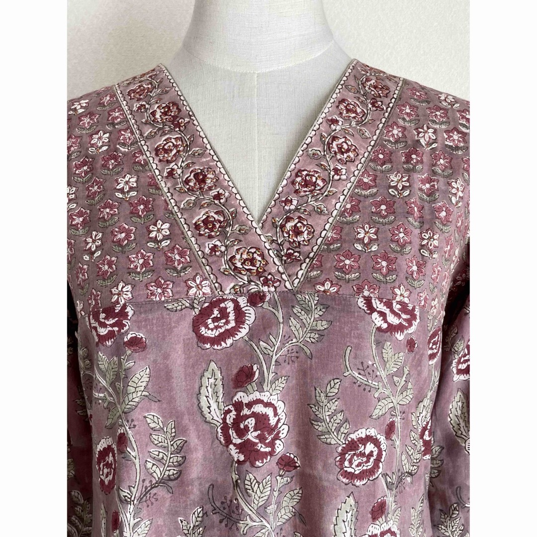 ブロックプリント　クルタ　インド民族衣装　M  ピンクべージュ×ワイン レディースのワンピース(ロングワンピース/マキシワンピース)の商品写真