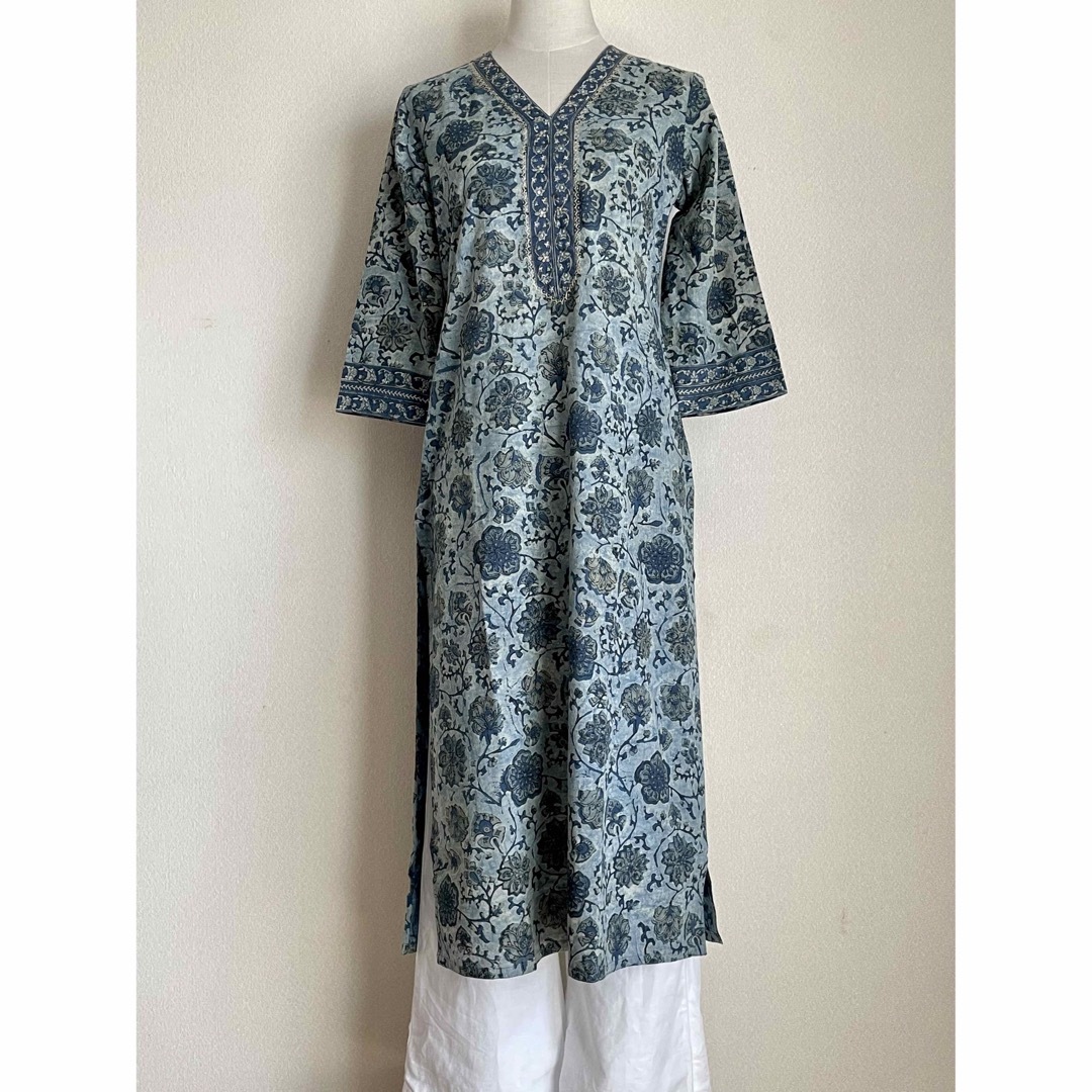 ブロックプリント　クルタ　インド民族衣装　M  バグルー　ブルー レディースのワンピース(ロングワンピース/マキシワンピース)の商品写真