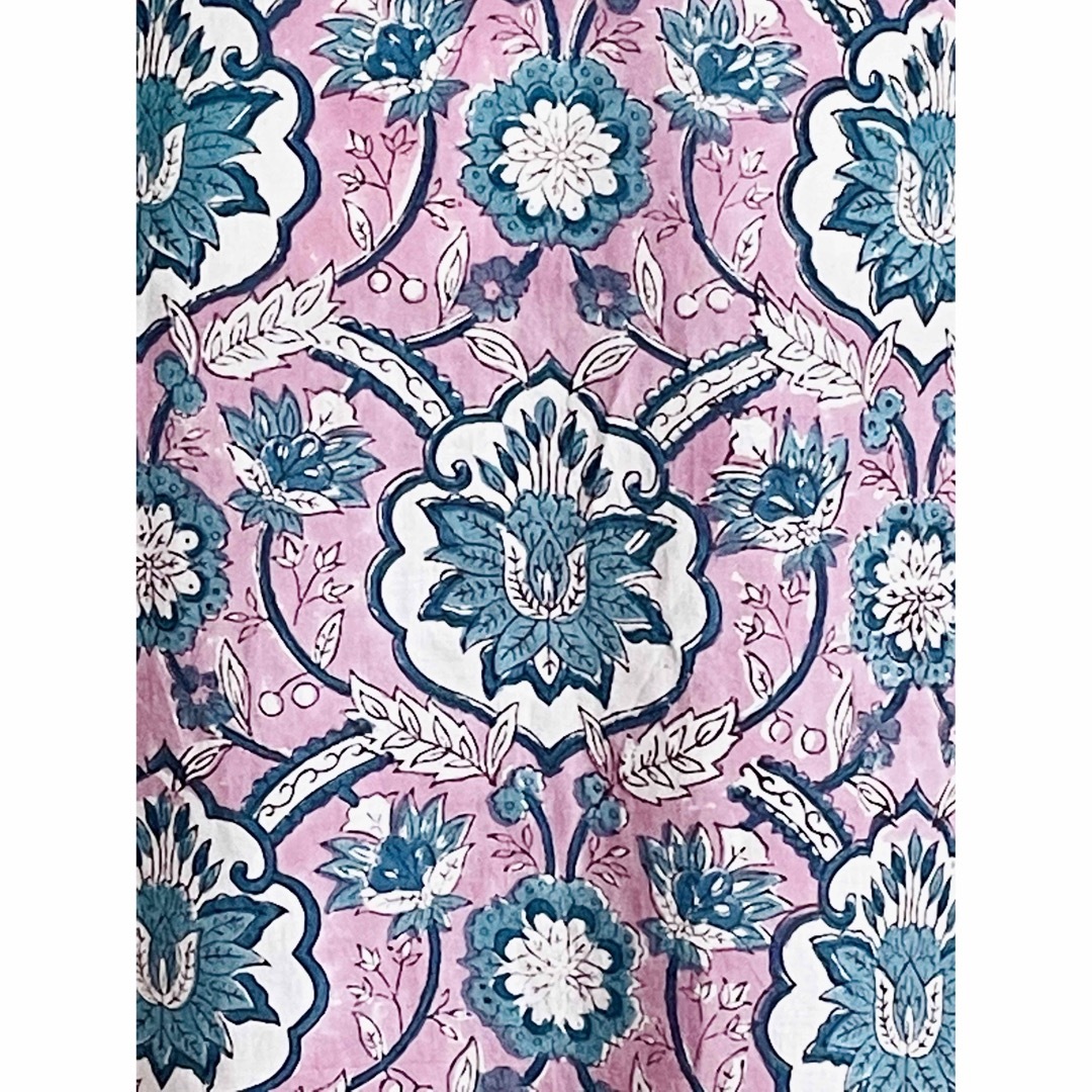 ブロックプリント　クルタ　インド民族衣装　M  ピンク×ブルーフラワー レディースのワンピース(ロングワンピース/マキシワンピース)の商品写真