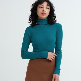 ユニクロ(UNIQLO)のエクストラファインメリノリブタートルネックセーター（長袖）　GREEN Mサイズ(ニット/セーター)