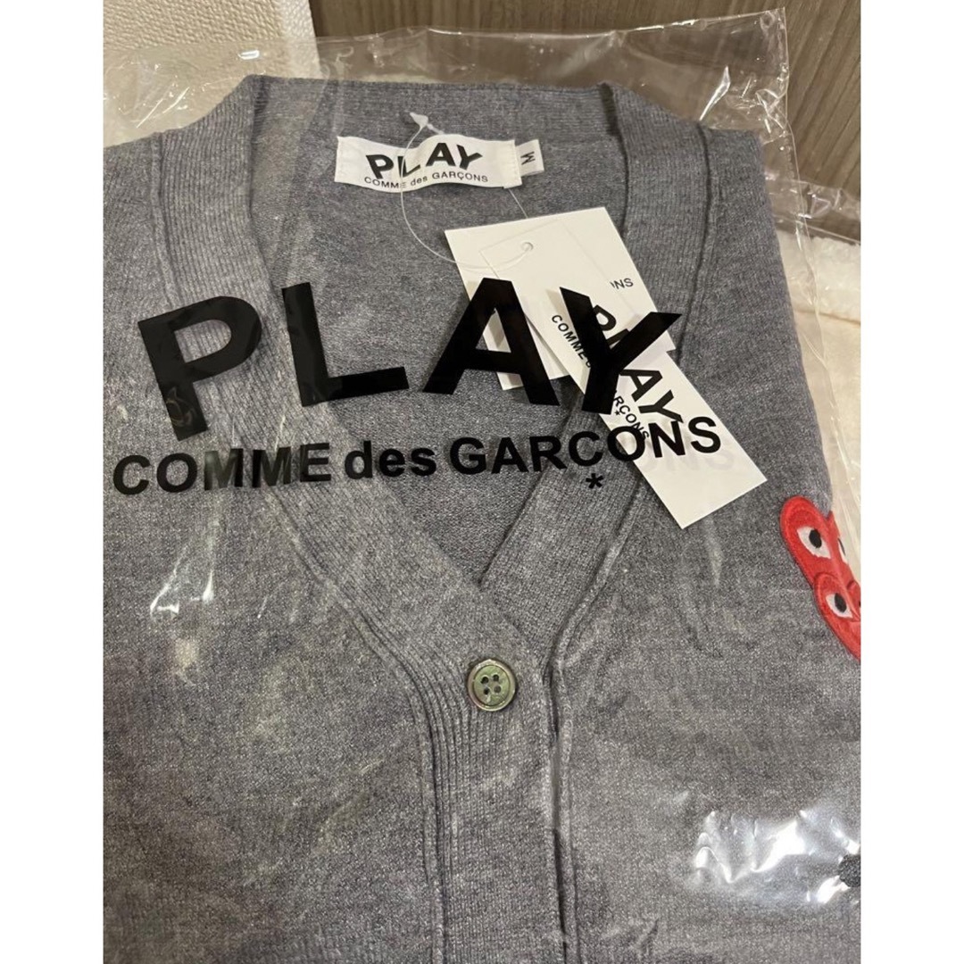 COMME des GARCONS(コムデギャルソン)のプレイコムデギャルソン カーディガン ロゴ　赤いハート レディースのトップス(カーディガン)の商品写真