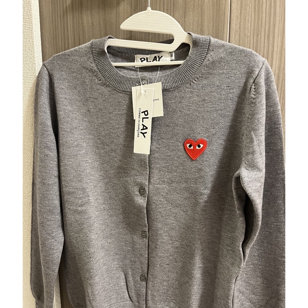 COMME des GARCONS(コムデギャルソン)のプレイコムデギャルソン カーディガン ロゴ　赤いハート レディースのトップス(カーディガン)の商品写真