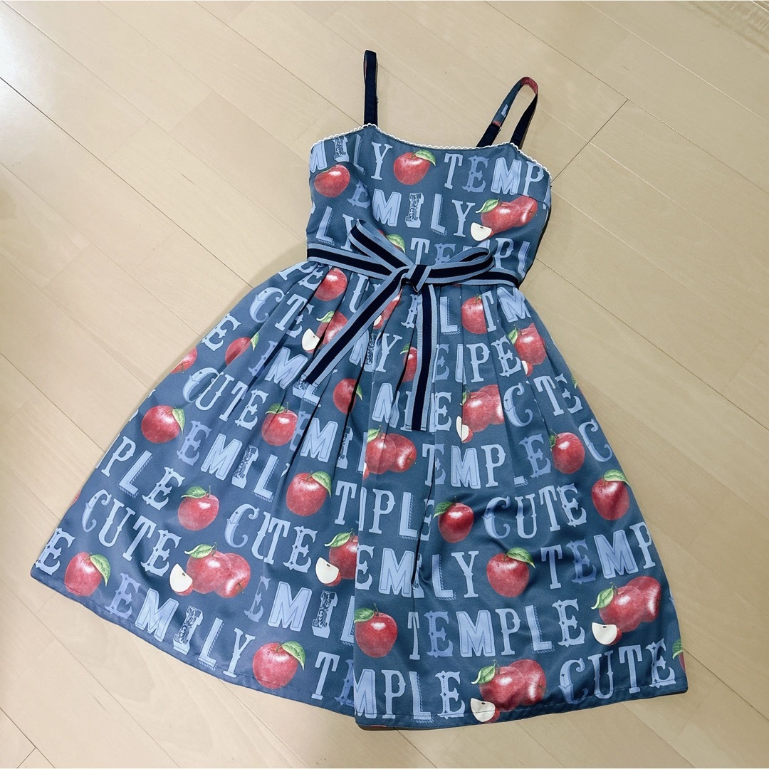 Emily Temple Cute アルファベットApple NOPひざ丈ワンピース