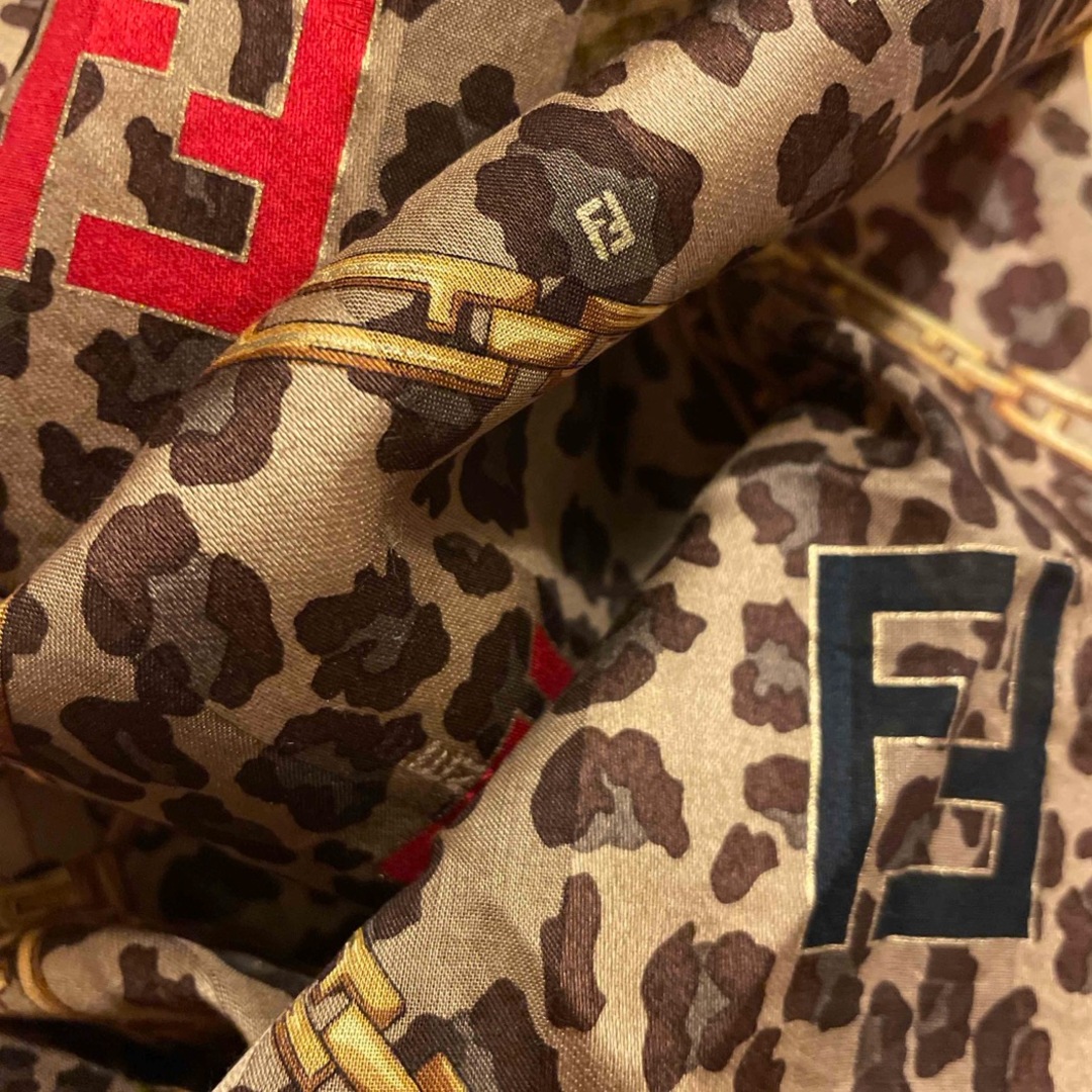 FENDI(フェンディ)の極美　フェンディ ハンカチスカーフ　大判　　定番　レオパード チェーンズッカ  レディースのファッション小物(ハンカチ)の商品写真