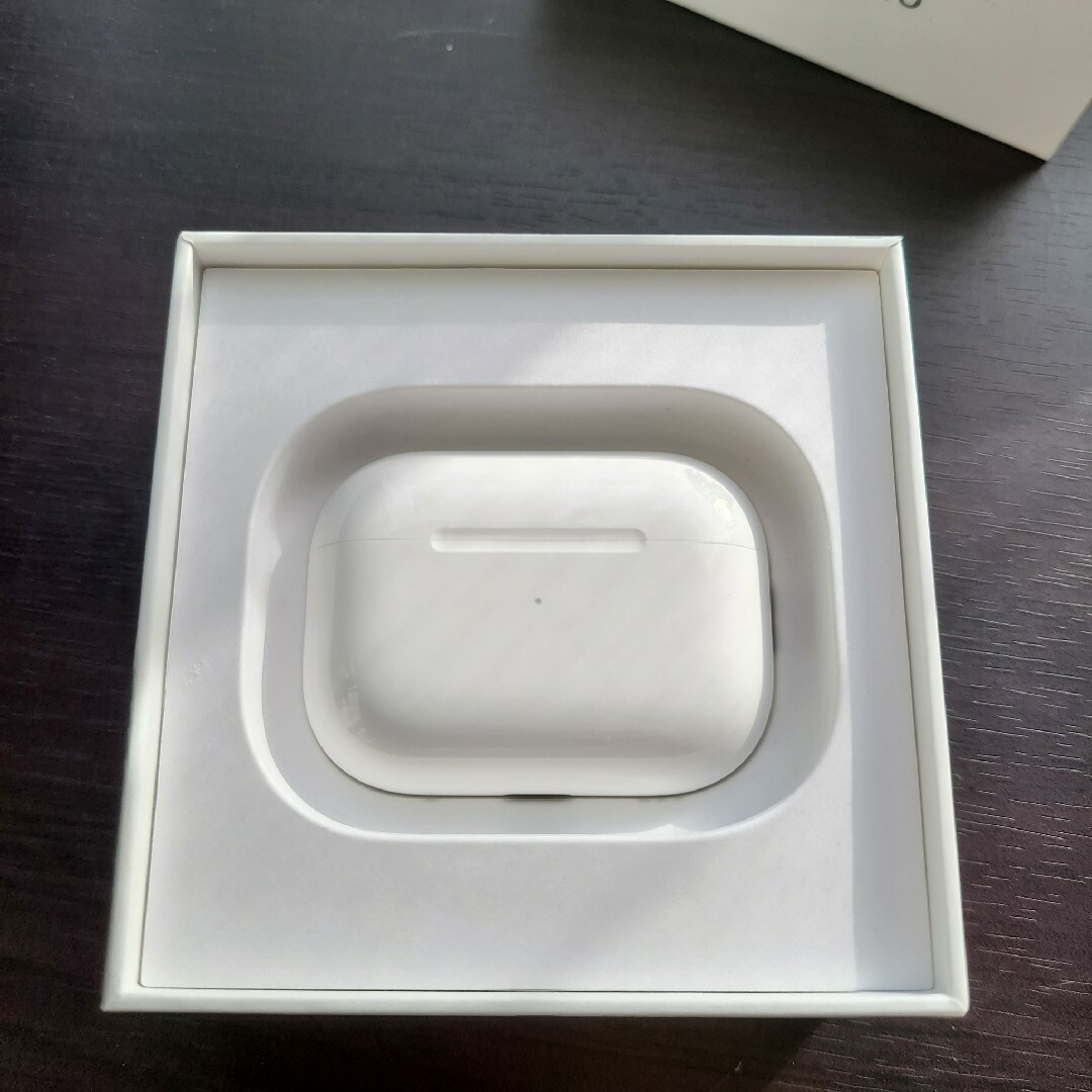 Apple(アップル)のAirpod pro 第2世代　正規品 スマホ/家電/カメラのオーディオ機器(ヘッドフォン/イヤフォン)の商品写真