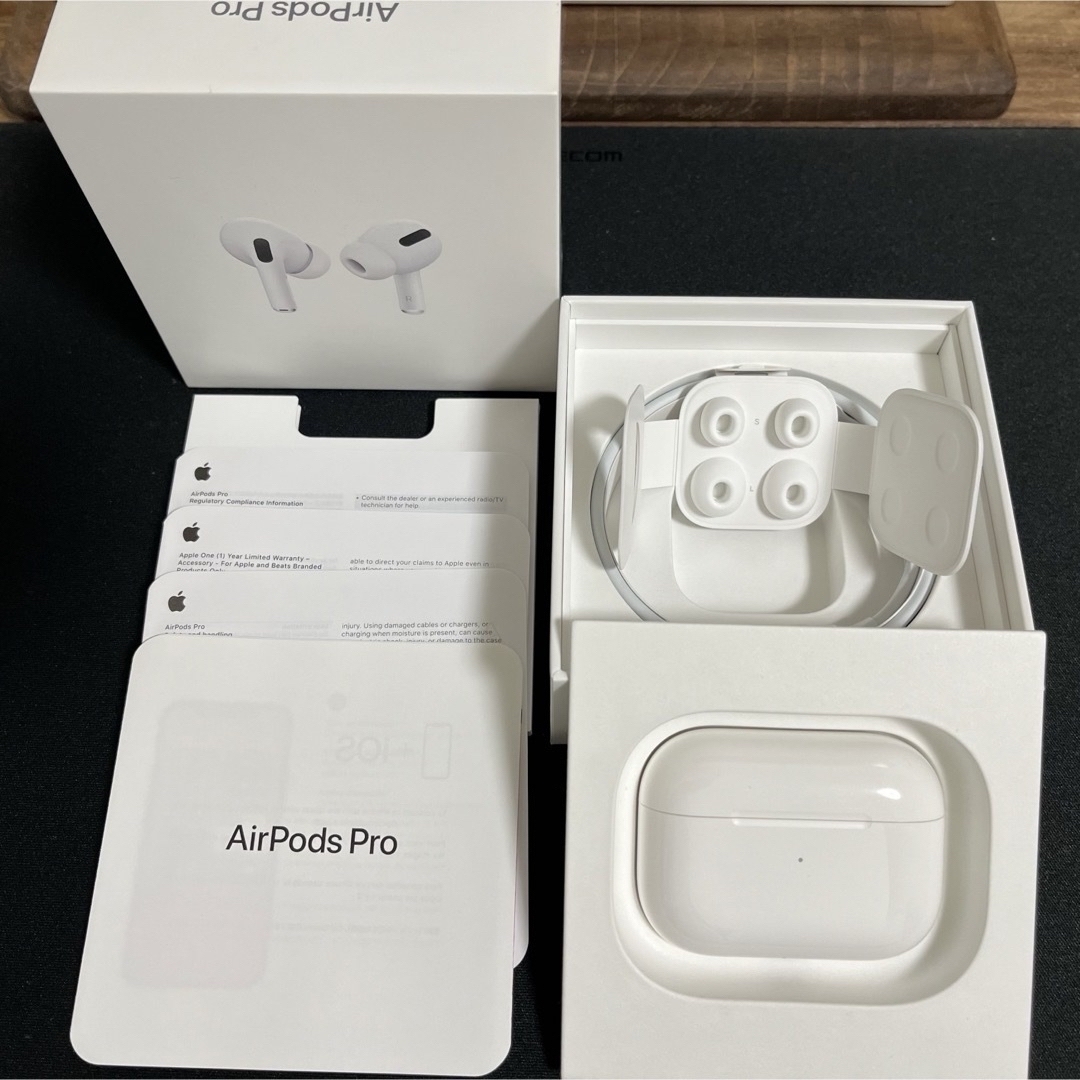 Apple(アップル)のAirPods pro 両耳  AirPods proケース スマホ/家電/カメラのオーディオ機器(ヘッドフォン/イヤフォン)の商品写真