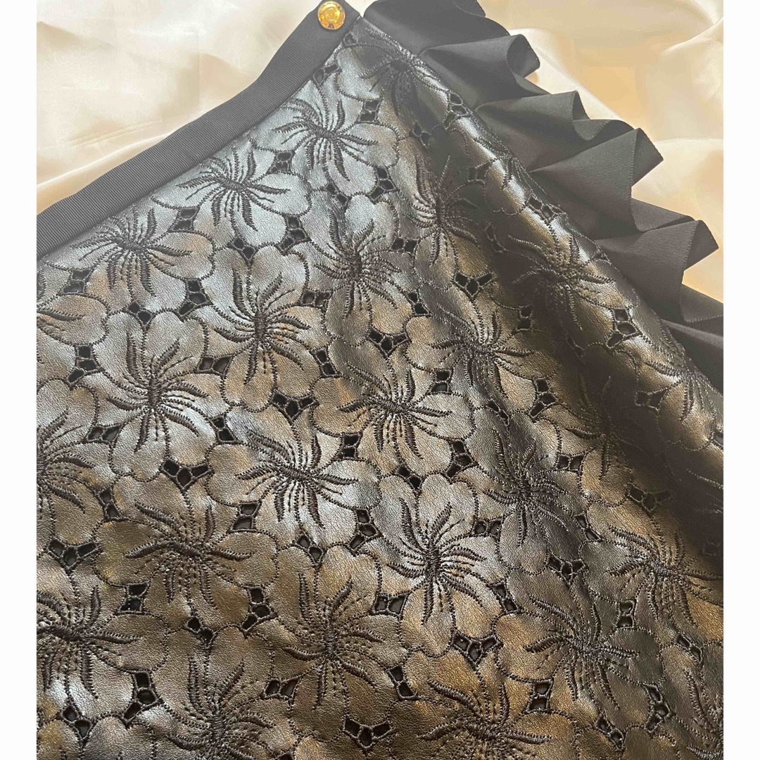 美品 ドゥロワーdrawerフェイクレザーエンブロダイリーフリル 美品 ドゥロワーdrawerフェイクレザーエンブロダイリーフリル