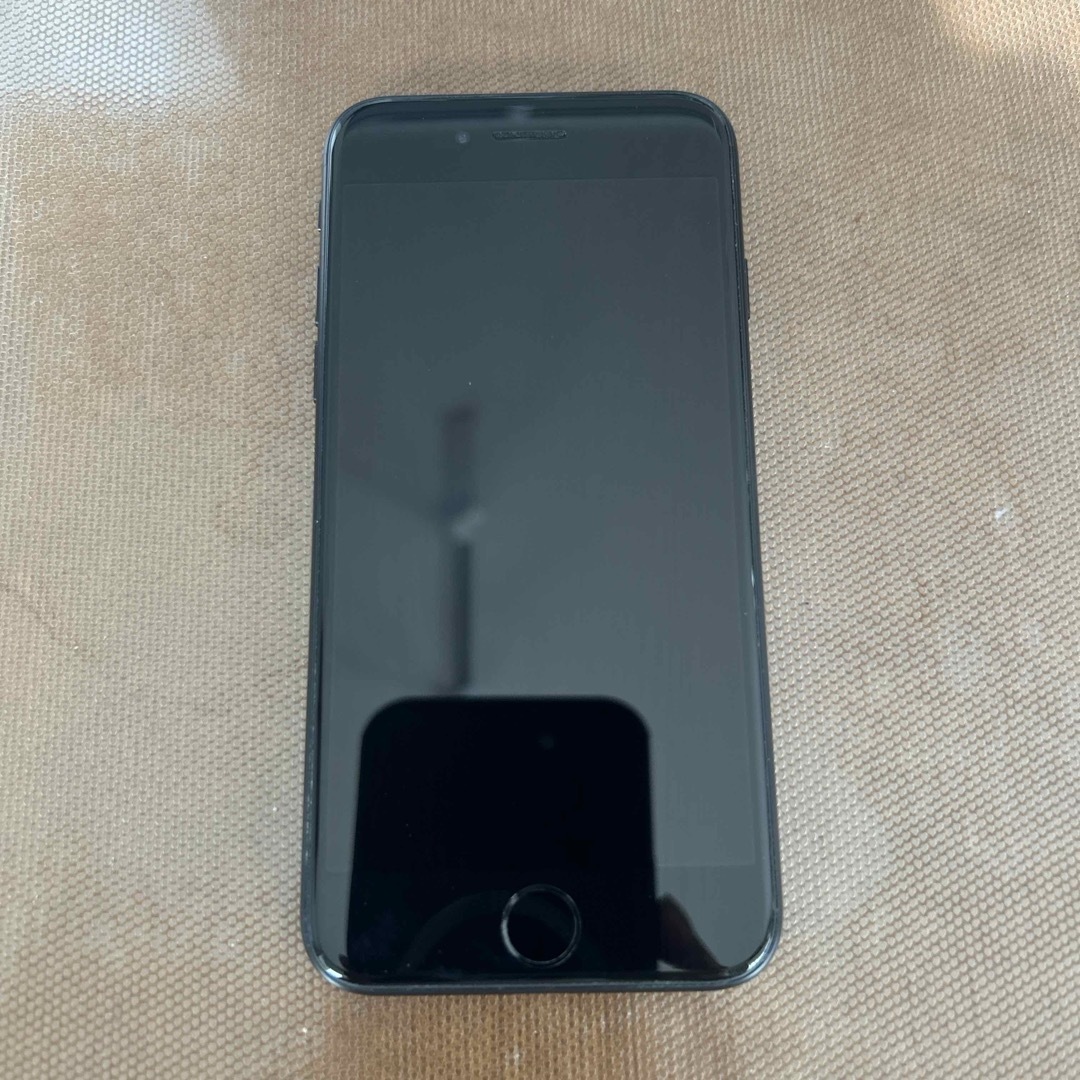 iPhone SE 第2世代 (SE2) black 64 GB  本体 スマホ/家電/カメラのスマートフォン/携帯電話(スマートフォン本体)の商品写真
