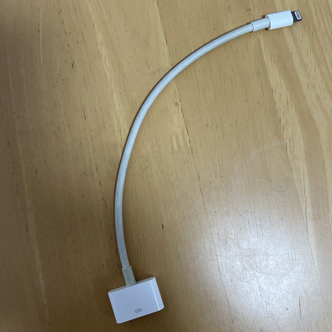 Apple(アップル)の正規品 アップル購入Lightning - 30ピンアダプタ（0.2 m）  スマホ/家電/カメラのスマホアクセサリー(その他)の商品写真