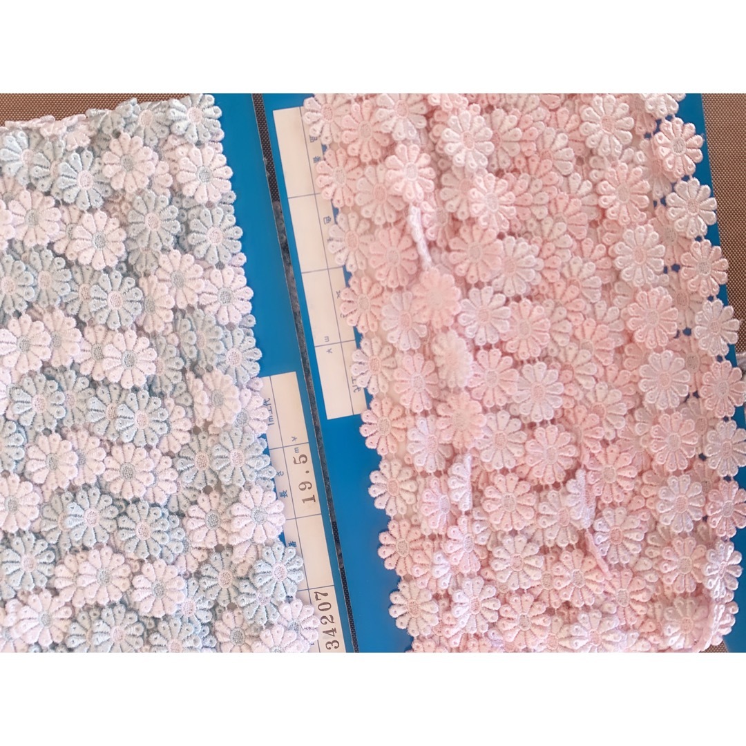 ケミカルレース　ピンクとブルー　各11メートル　計22メートル　フラワーモチーフ ハンドメイドの素材/材料(各種パーツ)の商品写真