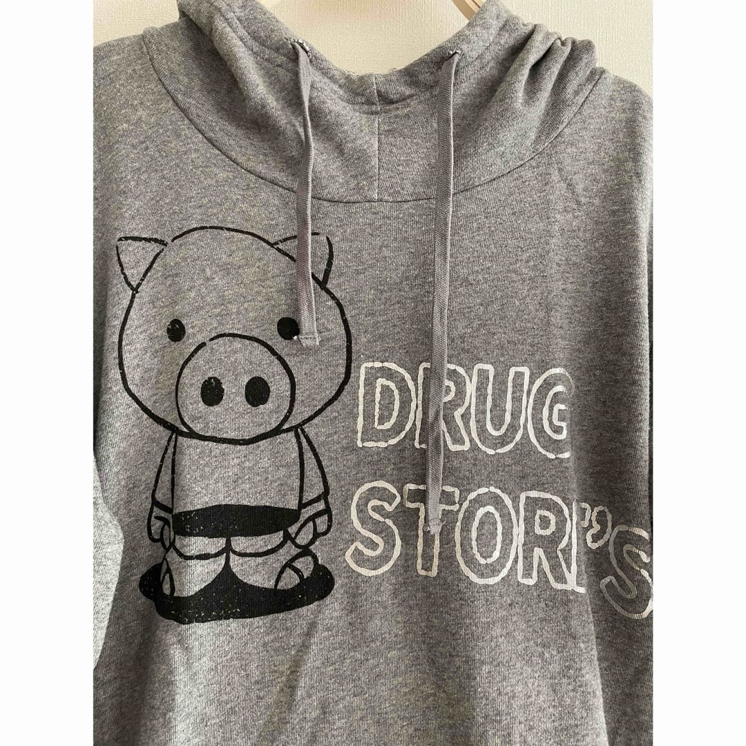 drug store's(ドラッグストアーズ)の⭐️drug store's⭐️ロゴラメ　スタンディくん　フーディ レディースのトップス(パーカー)の商品写真