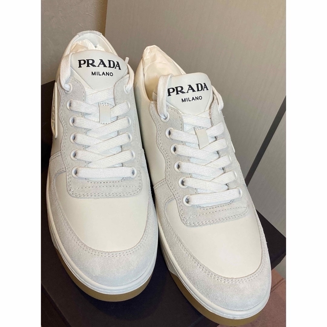 PRADA(プラダ)のPRADA スニーカー ホワイト 三角ロゴ 24cm 正規店購入 新品未使用品 レディースの靴/シューズ(スニーカー)の商品写真