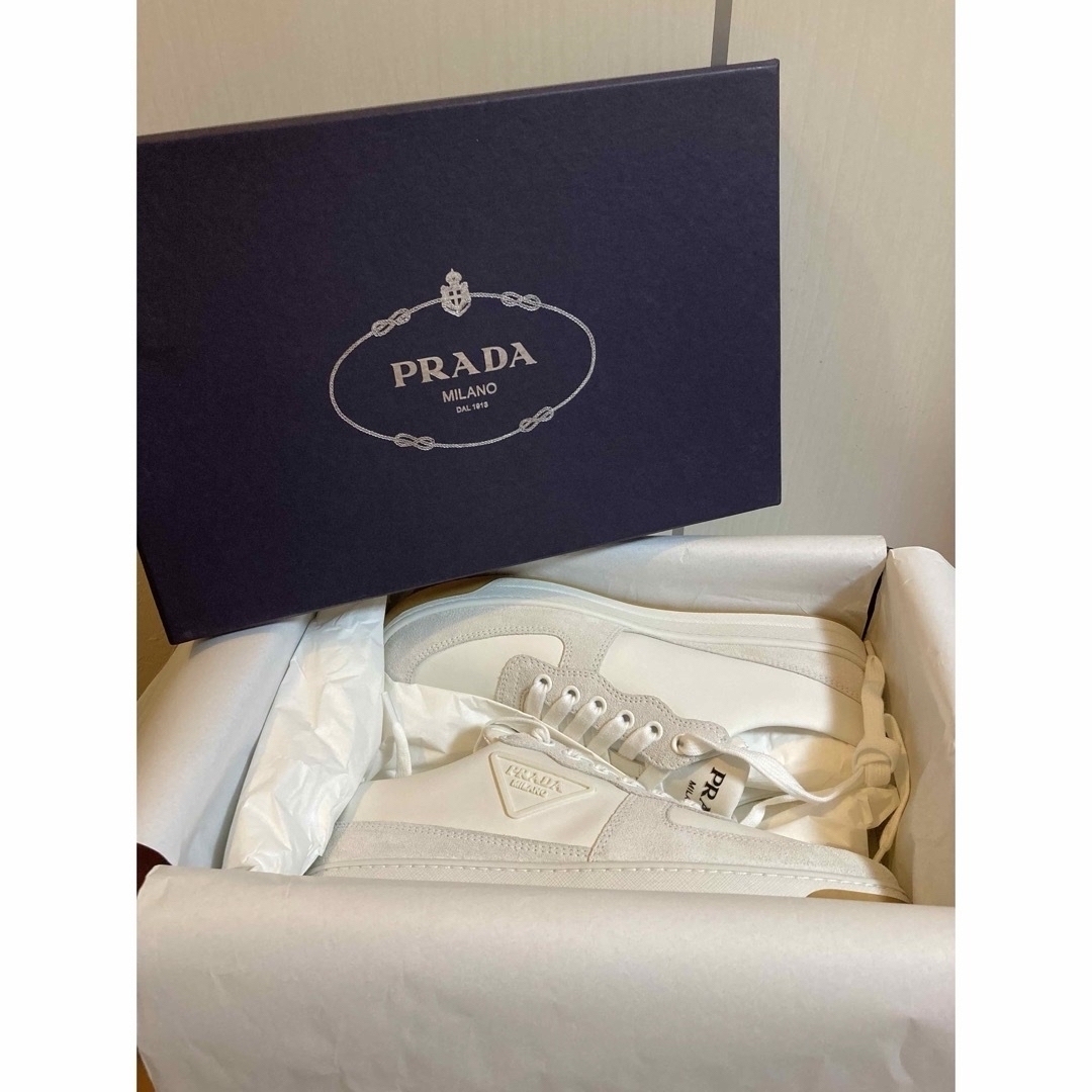 PRADA(プラダ)のPRADA スニーカー ホワイト 三角ロゴ 24cm 正規店購入 新品未使用品 レディースの靴/シューズ(スニーカー)の商品写真