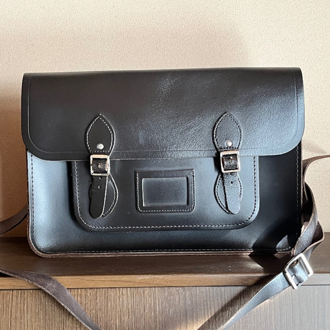 Dr.Martens(ドクターマーチン)のcambridge satchel サッチェル 15インチ ダークブラウン　 レディースのバッグ(ショルダーバッグ)の商品写真