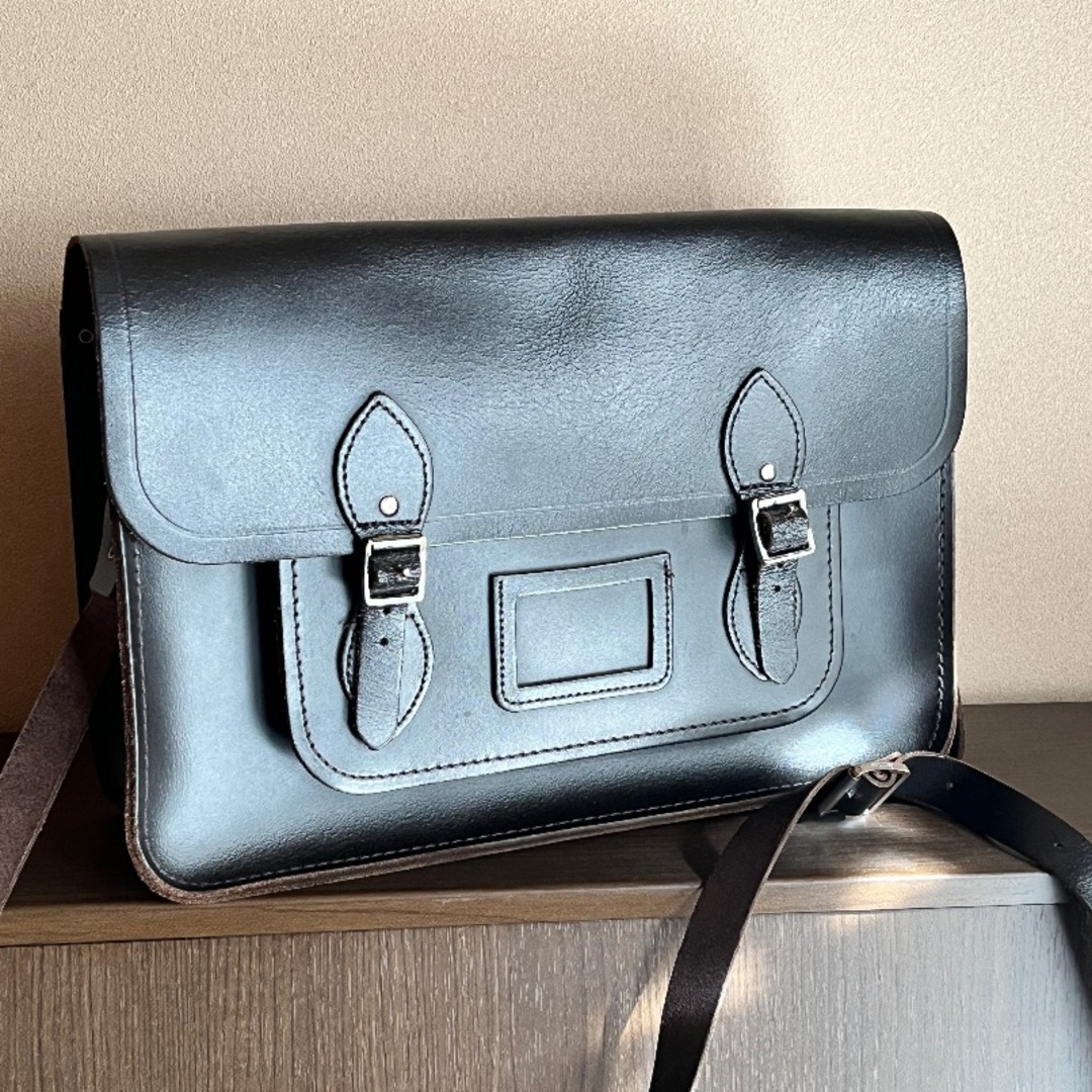 Dr.Martens(ドクターマーチン)のcambridge satchel サッチェル 15インチ ダークブラウン　 レディースのバッグ(ショルダーバッグ)の商品写真