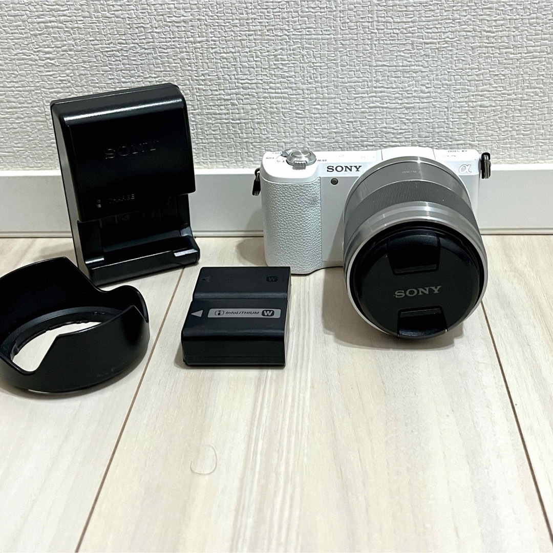 SONY α5100 ILCE-5100 ホワイトと単焦点レンズスマホ/家電/カメラ