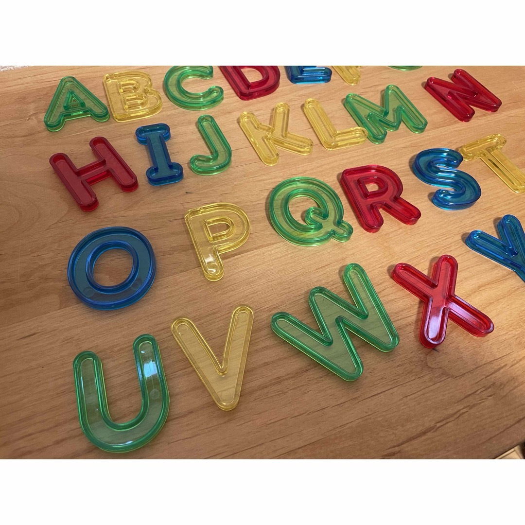 アルファベット　プラスチック　透明　大文字　センサリープレイにも キッズ/ベビー/マタニティのおもちゃ(知育玩具)の商品写真