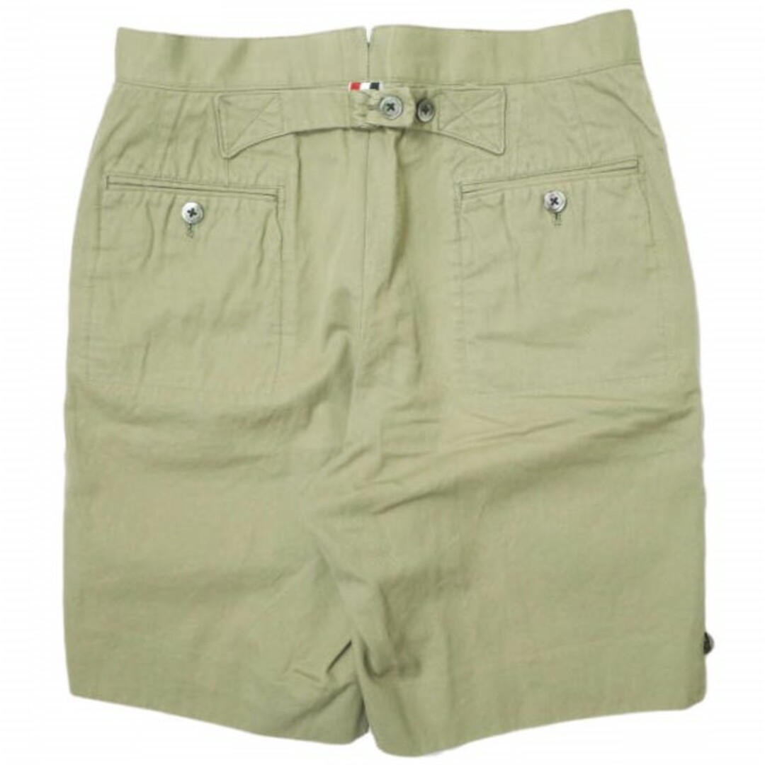 THOM BROWNE(トムブラウン)のTHOM BROWNE トムブラウン 日本製 シンチバックコットンツイルチノショーツ WASHED BACK STRAP SHORT IN KHAKI COTTON TWILL MTC516AW9668 0 ベージュ ショートパンツ トリコロール ボトムス【中古】【THOM BROWNE】 メンズのパンツ(ショートパンツ)の商品写真