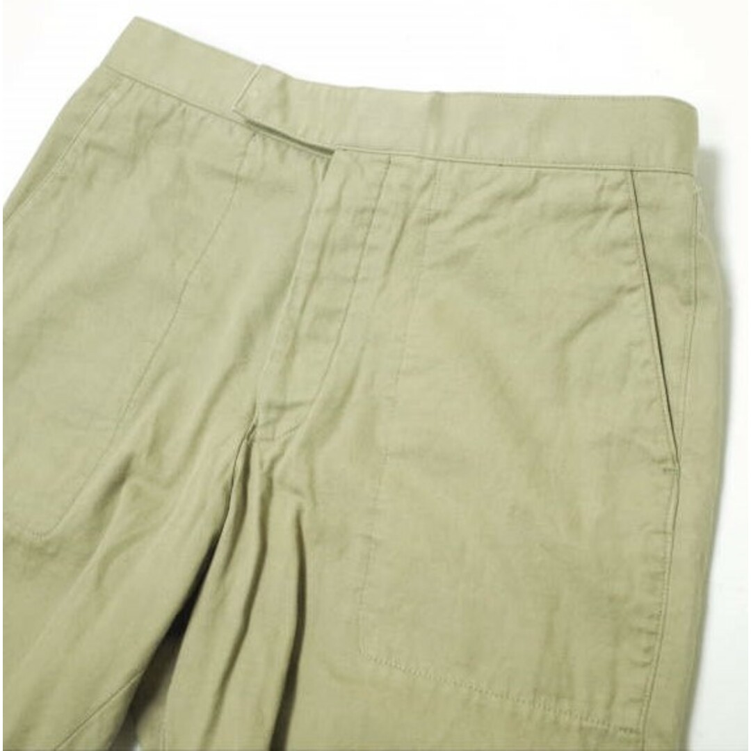 THOM BROWNE(トムブラウン)のTHOM BROWNE トムブラウン 日本製 シンチバックコットンツイルチノショーツ WASHED BACK STRAP SHORT IN KHAKI COTTON TWILL MTC516AW9668 0 ベージュ ショートパンツ トリコロール ボトムス【中古】【THOM BROWNE】 メンズのパンツ(ショートパンツ)の商品写真