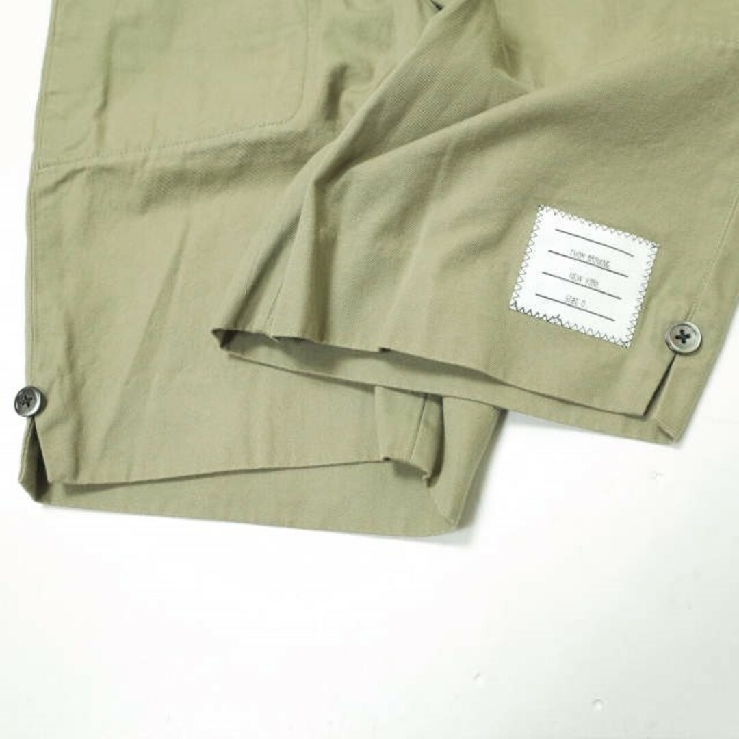 THOM BROWNE(トムブラウン)のTHOM BROWNE トムブラウン 日本製 シンチバックコットンツイルチノショーツ WASHED BACK STRAP SHORT IN KHAKI COTTON TWILL MTC516AW9668 0 ベージュ ショートパンツ トリコロール ボトムス【中古】【THOM BROWNE】 メンズのパンツ(ショートパンツ)の商品写真