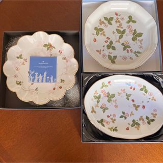 ウェッジウッド(WEDGWOOD)の【美品】ウェッジウッド★ワイルドストロベリー★パーティセット②3点(食器)