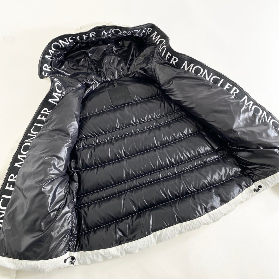 MONCLER(モンクレール)の12L2 MONCLER モンクレール 22AW THARON ダウンジャケット 00 ホワイト アウター 上着 羽織 レディースのジャケット/アウター(ダウンジャケット)の商品写真